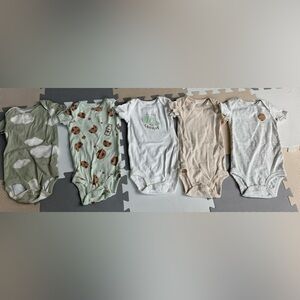 Like New Carter’s Bodysuit 5 pack set - Size 12 Months